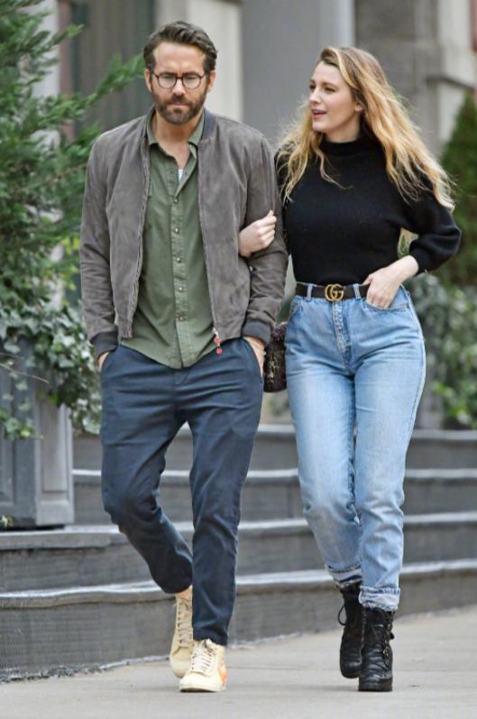 死侍旁边的女人,死侍和老婆照片