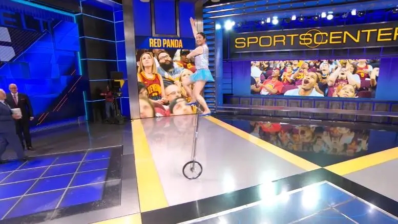 1米53大妈闯NBA爆红！不靠广场舞凭着一绝技表演5分钟日入两万元