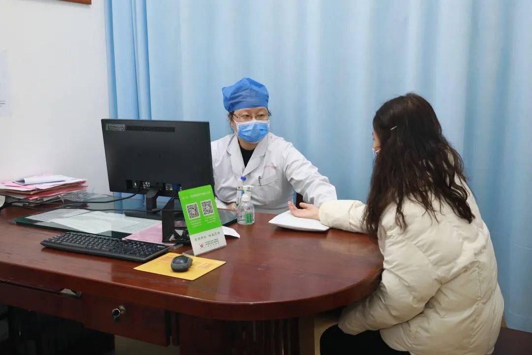 男子腹痛难忍夹出8条活虫,阴虱会寄生人体其他部位吗