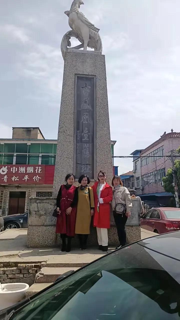 凤凰台上悬明月，同照今人与故人