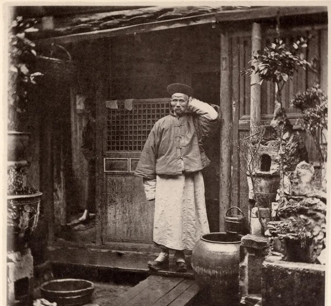 日军当着国军的面杀俘虏,日军侵华兽行