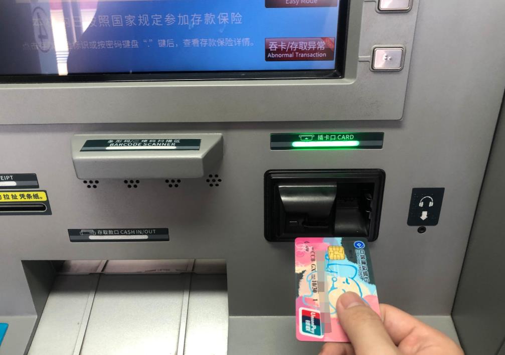 银行取到假钱回家才发现怎么办,在银行存钱有假钱时怎么办