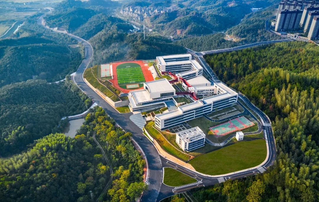 九年一贯制学校设计,阶梯式学校效果图