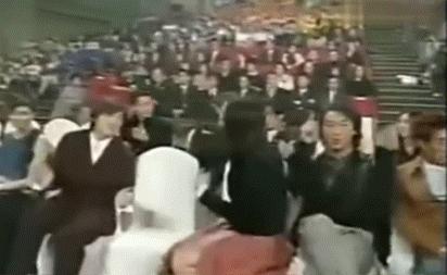 谢霆锋和王菲机场牵手完整版,王菲谢霆锋牵手张柏芝什么感受