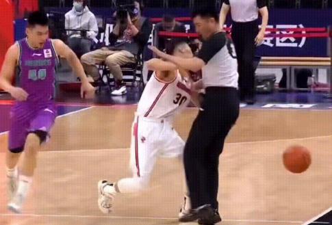 汤神运球再现神奇操作,汤神单场14记