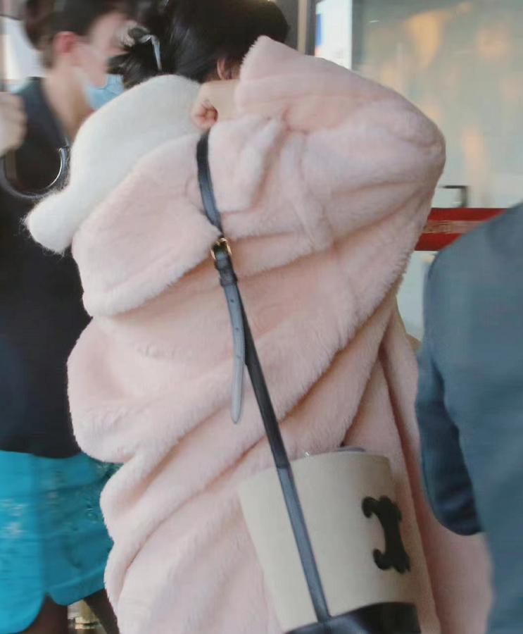 赵丽颖机场大衣,赵丽颖黑色带帽衣服