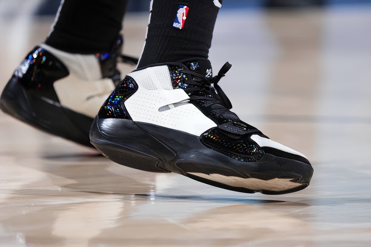 NBA球员上脚：欧文穿天价Kyrie4，中国球鞋太帅了