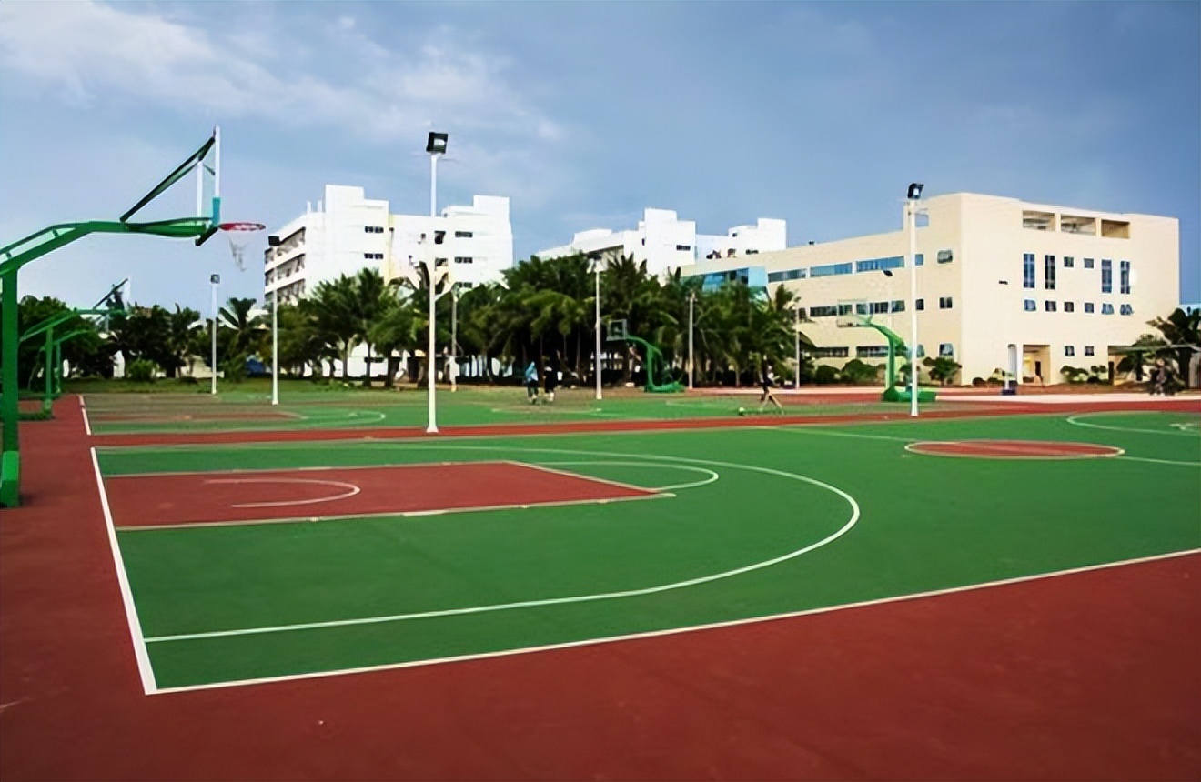 横穿球场被撞伤，68岁老人状告打球学生索赔5万，法院：后果自负