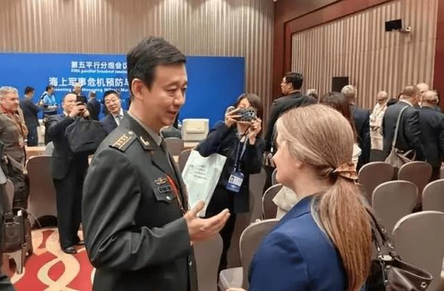 中将问一句话，美代表回答四个字，全场爆笑