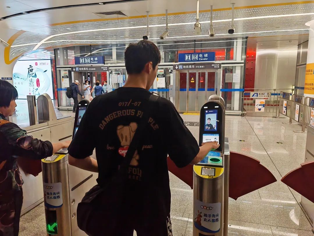 大兴机场线快轨能刷公交卡吗,大兴机场快轨可以刷地铁卡进吗