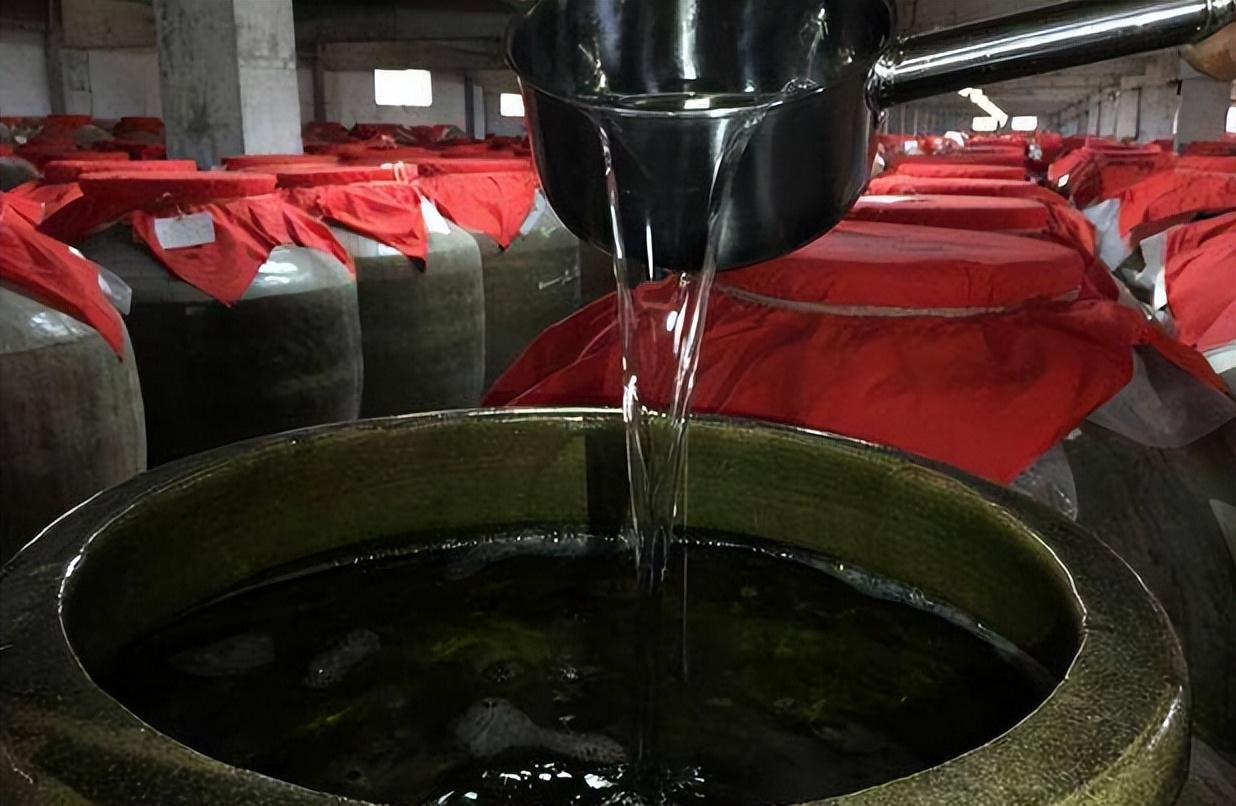 深圳一大爷“藏酒柜”火了，网友眼尖发现“端倪”直呼：真会喝