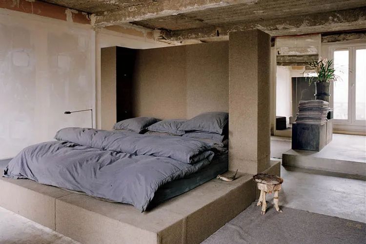 他被称时尚圈暗黑之王！神作爆红15年，侃爷以收藏他的桌子为傲？