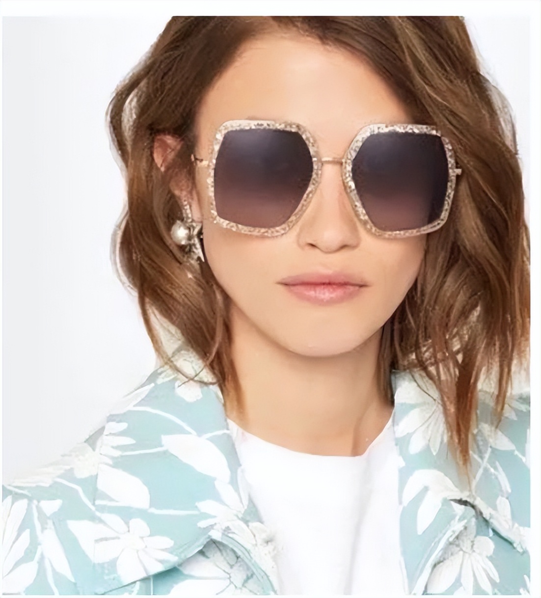 gucci是什么品牌眼镜,gucci眼镜有款红边框的眼镜