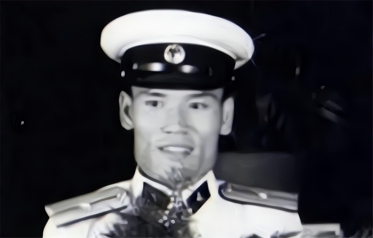 1964年，他只身一人驾驶登陆艇起义，国防部直接奖励黄金600两