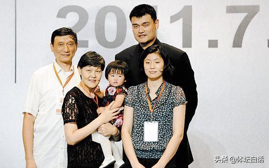 姚明父女现身!姚主席坐正常椅子显拥挤,11岁姚沁蕾又长高了