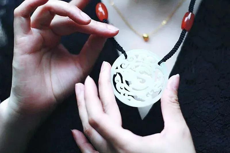 月圆中天，玉寄人间——影视剧里的“高大上”美饰盘点第1辑