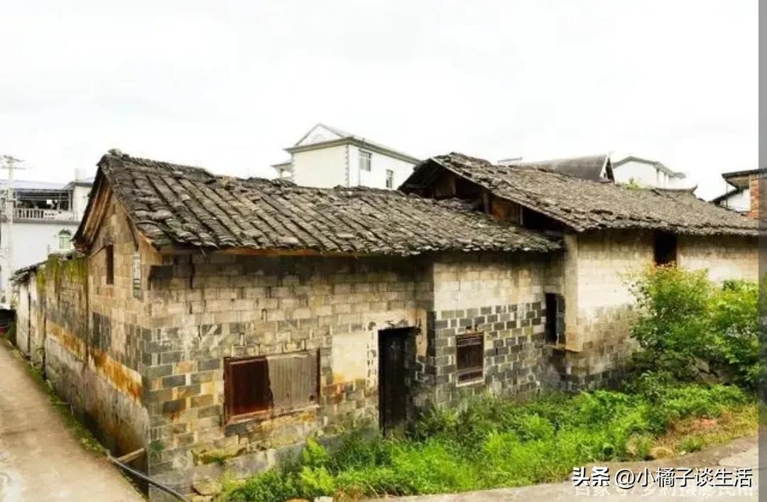 建房不怕门前坟成堆就怕屋后有坟,农村自建房顶落水口讲究