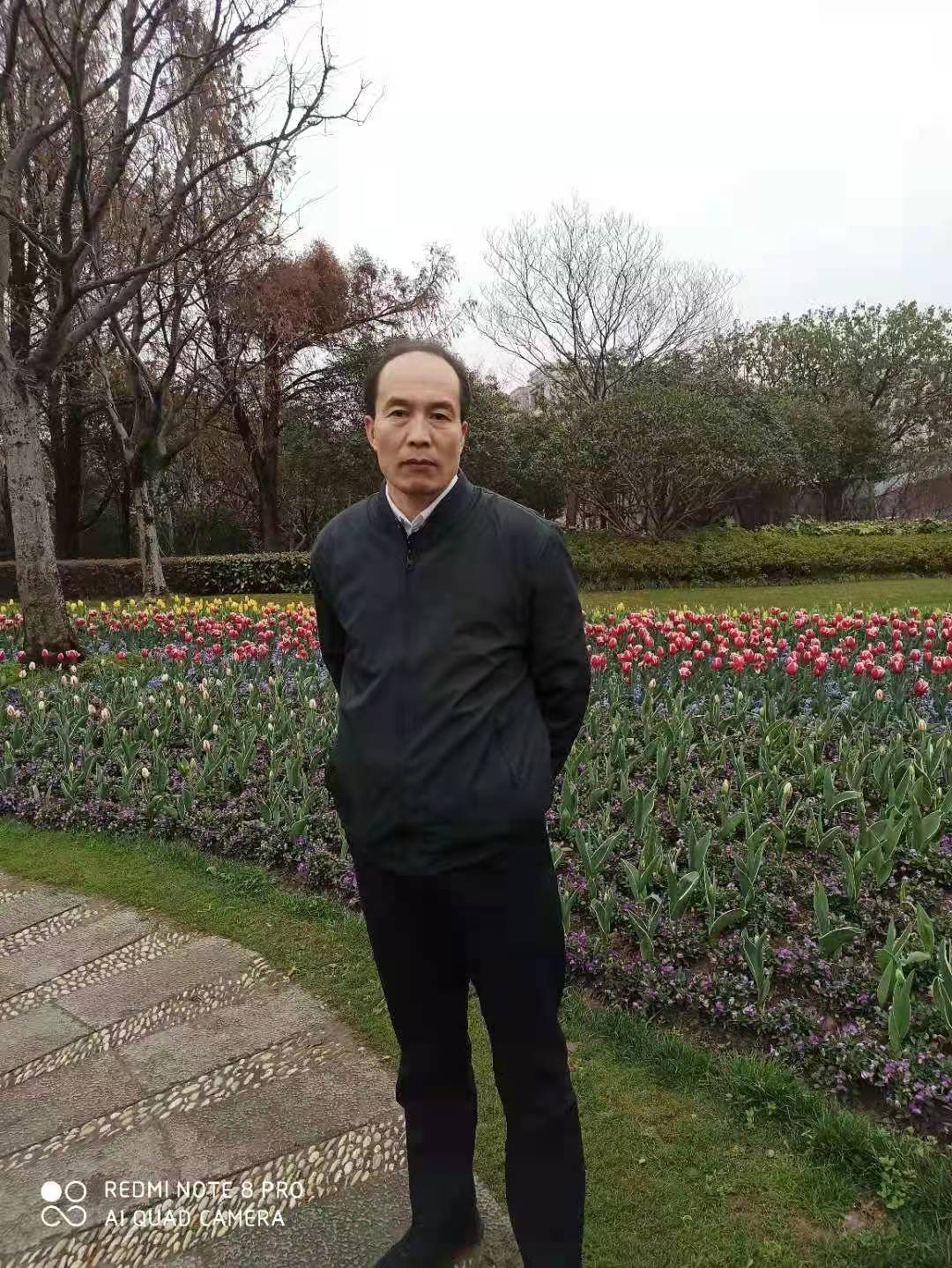 56岁老人因“杀死洗头房小姐”入狱22年，获释3年坚持申诉，妻子独自带大两女儿从未探视