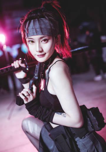 漫展不雅视频女主怒怼网友,公共场所亲热是自愿,骑马上阵是自信