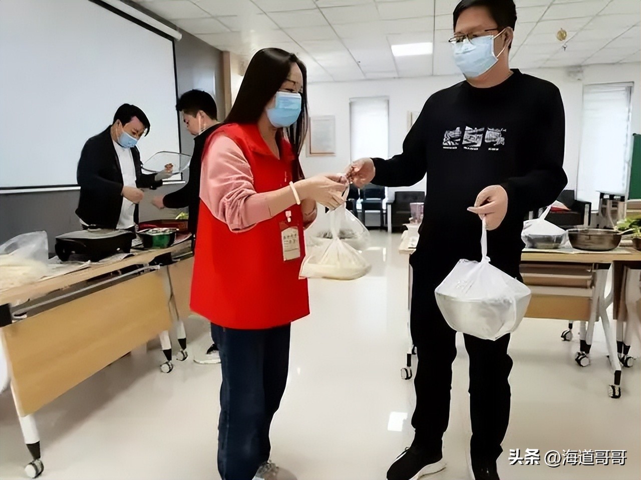 郑州社区书记回应争议完整视频,人民日报评女子骂社区书记被拘