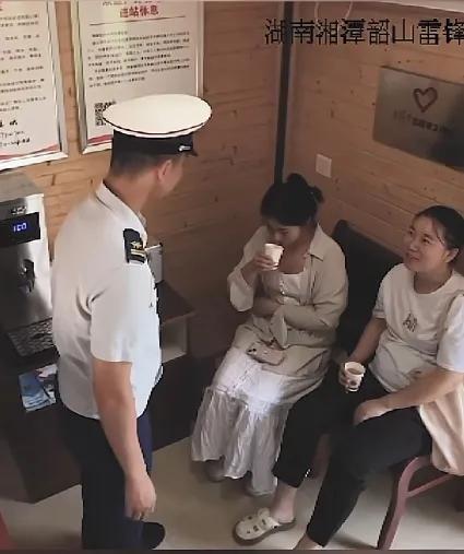 女子景区中暑民警脱鞋降温,消防员救中暑女孩跪地护着
