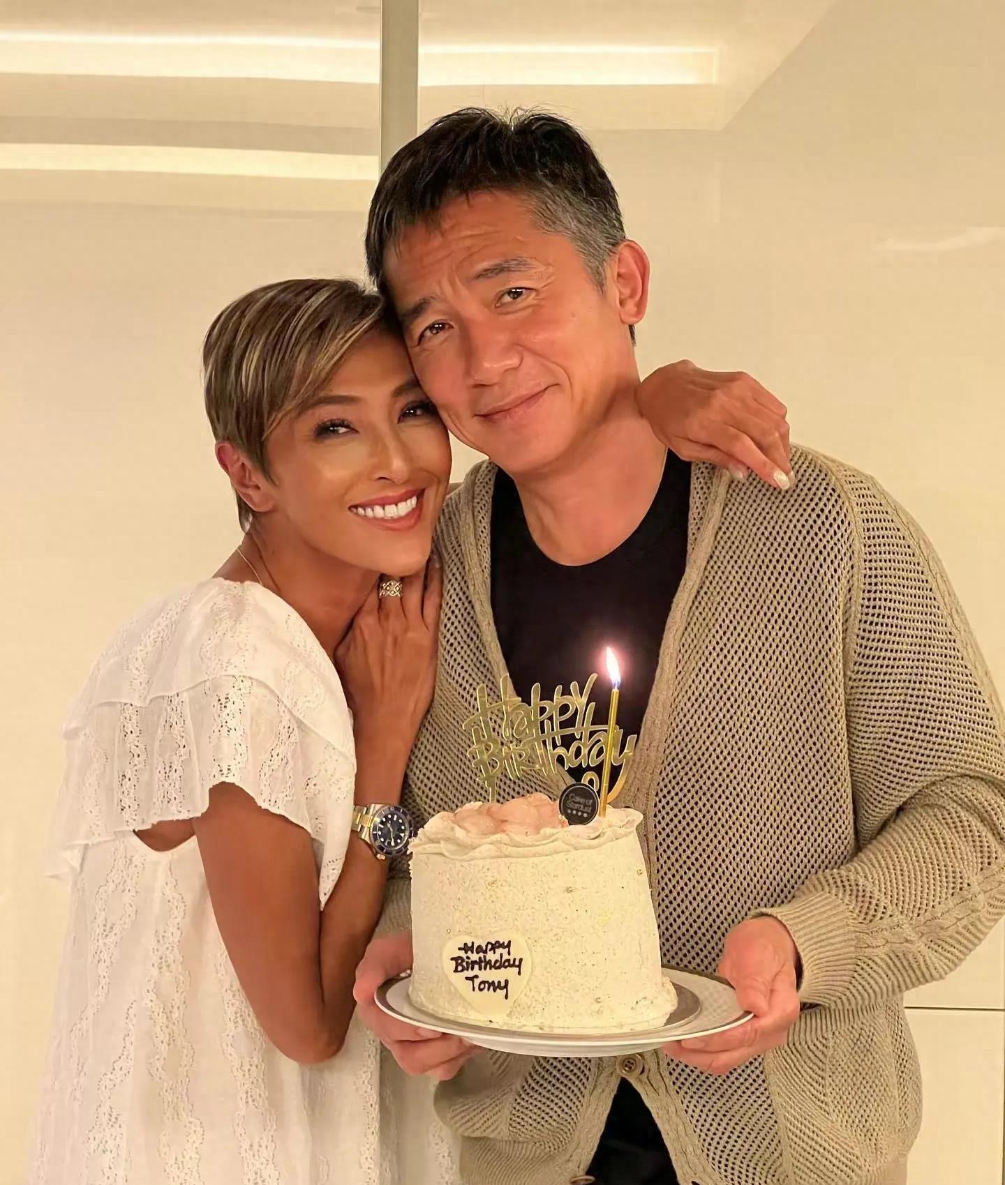 梁朝伟被富婆疯狂拥抱亲吻，两人的照片太近了，网友：实在太过分