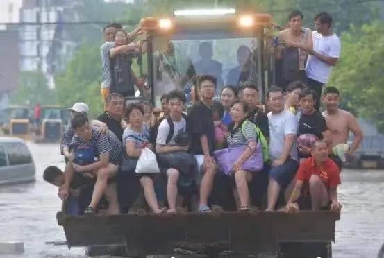 2021全年最感动人心的5张*拍偷**照,承包了朋友圈所有泪点