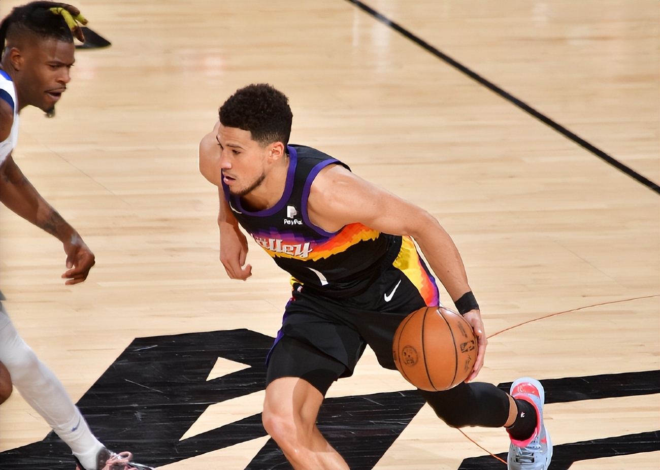 东契奇布克疯狂砍分nba热点,太阳独行侠冲突布克和东契奇