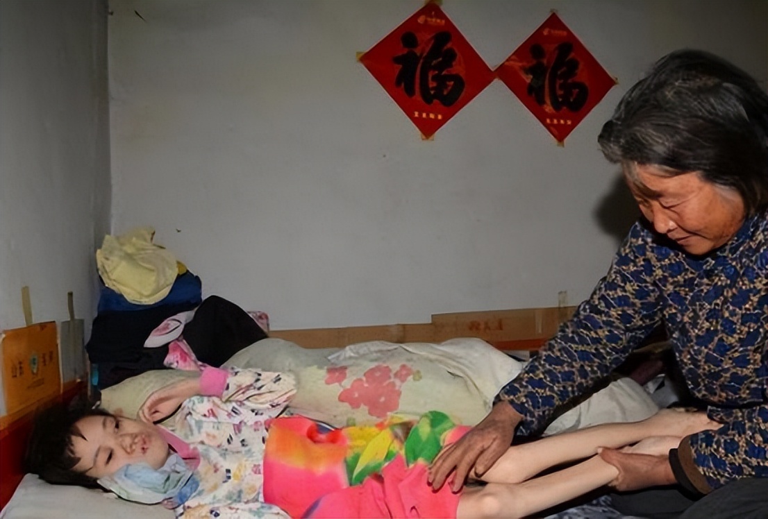 妹妹瘫痪在床20年监控下的一幕,河北一女孩假装瘫痪二十年