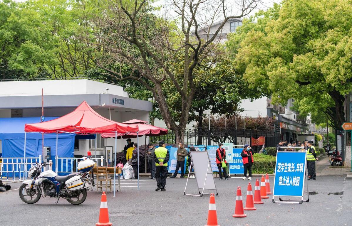 张雪峰怎么看待大学生就业呢,张雪峰学得那么好为什么要换专业