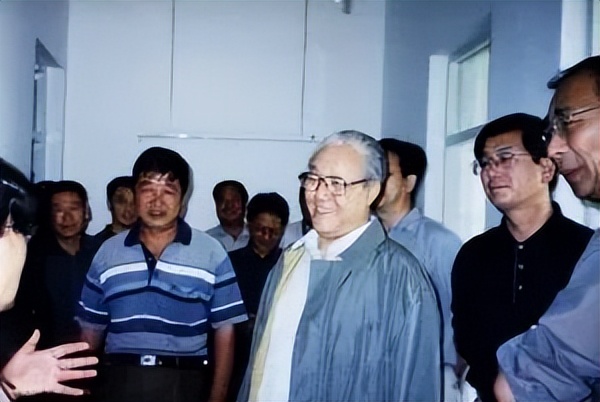 他是重庆市第一任市委书记，手段强硬，查办了“东北乔四”