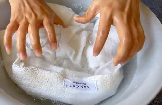 白色衣服发黄真的有办法洗干净吗,白色衣服用漂白水黄了怎么恢复