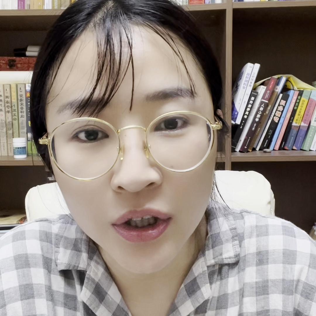 和拉扯压迫*压打**型人有缘份纠葛。他自卑又自负，敏感打击人...