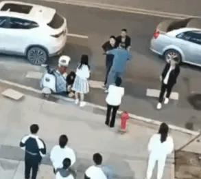 男子踹飞女孩应该怎么判,男子踹飞女孩原视频