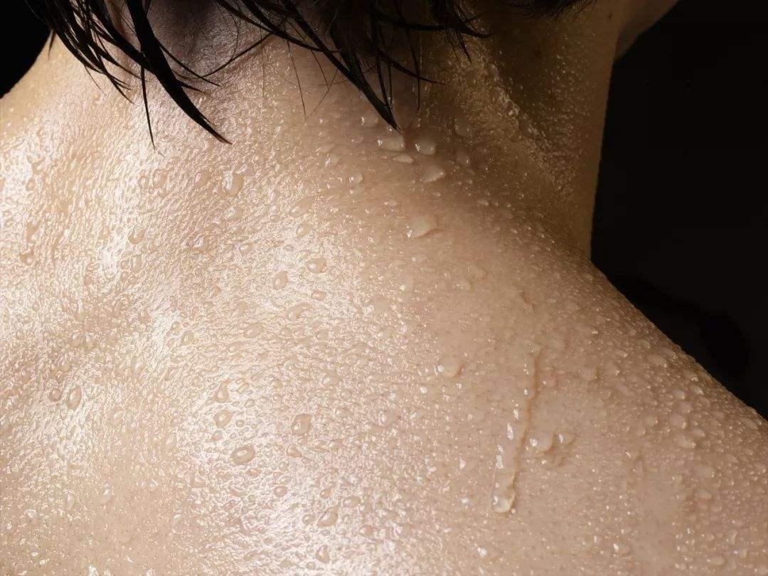 半夜出汗全身湿透是不是阳了,半夜醒来出汗被子湿了