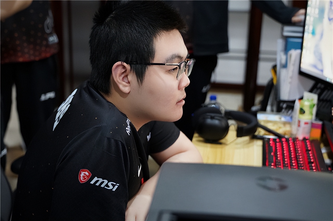 tes战队被质疑假赛回到后台抱头,tes左手单杀faker