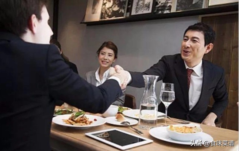 喝洋酒第二天起来头痛是不是假酒,喝了假酒之后头痛了两三天正常吗