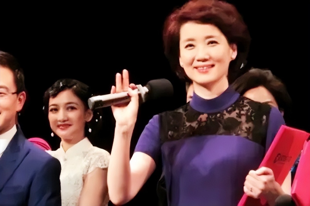 央视90后新闻联播主持人,中央台新闻联播女主持人飙泪