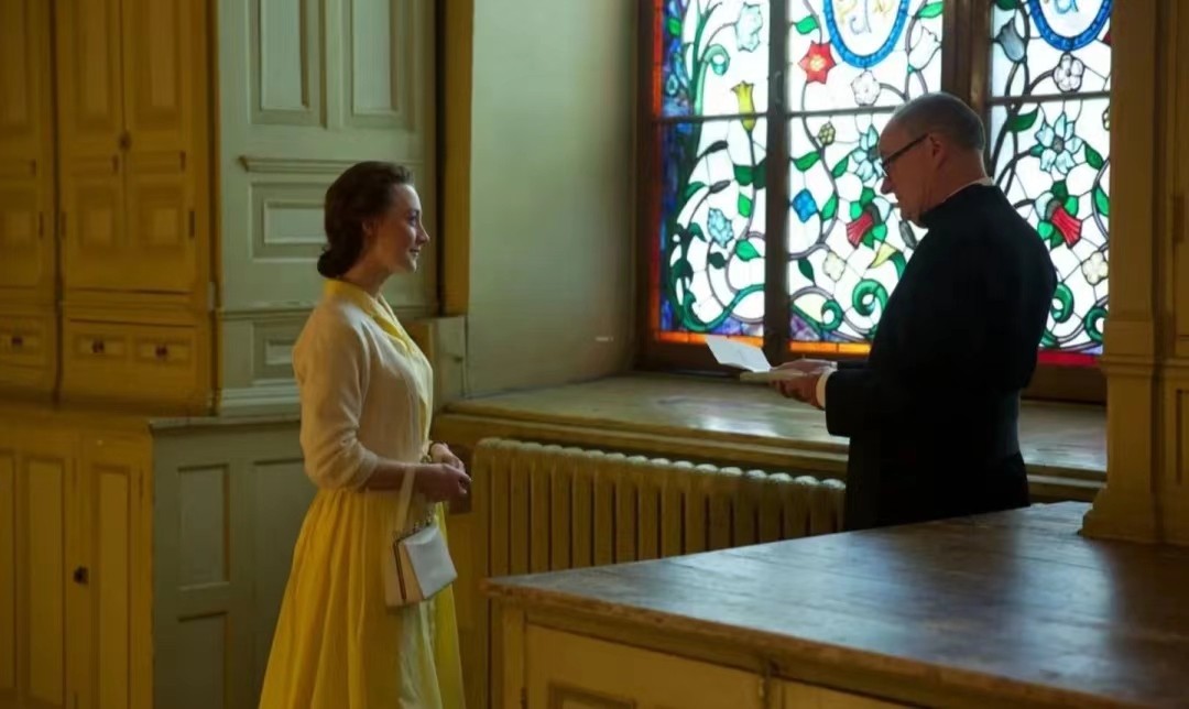 美国影片《布鲁克林》多次出现爱丽丝的定格画面有什么目的？