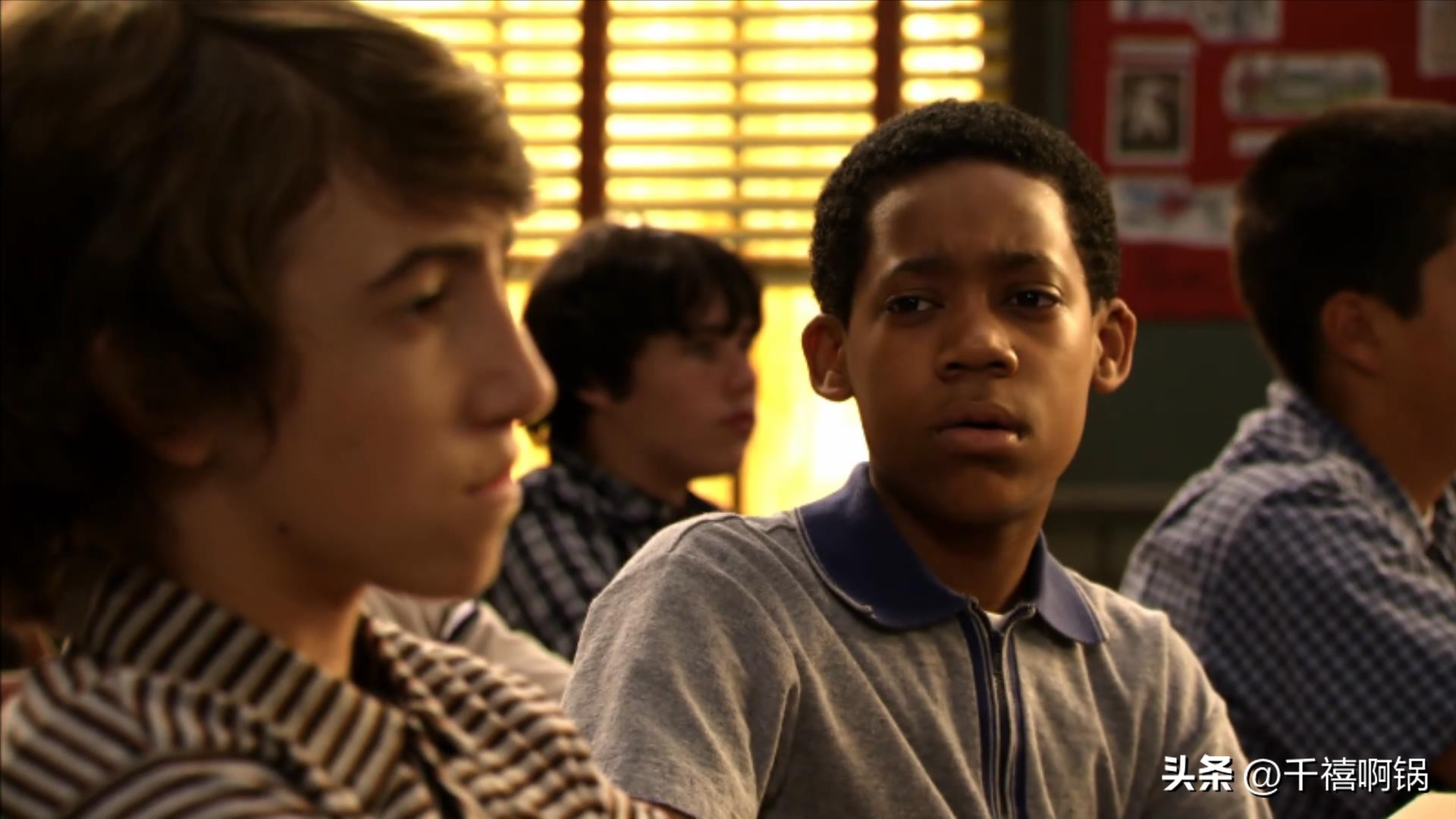 走在街上遇见强盗该怎么办?网友:当然是凉拌啊!