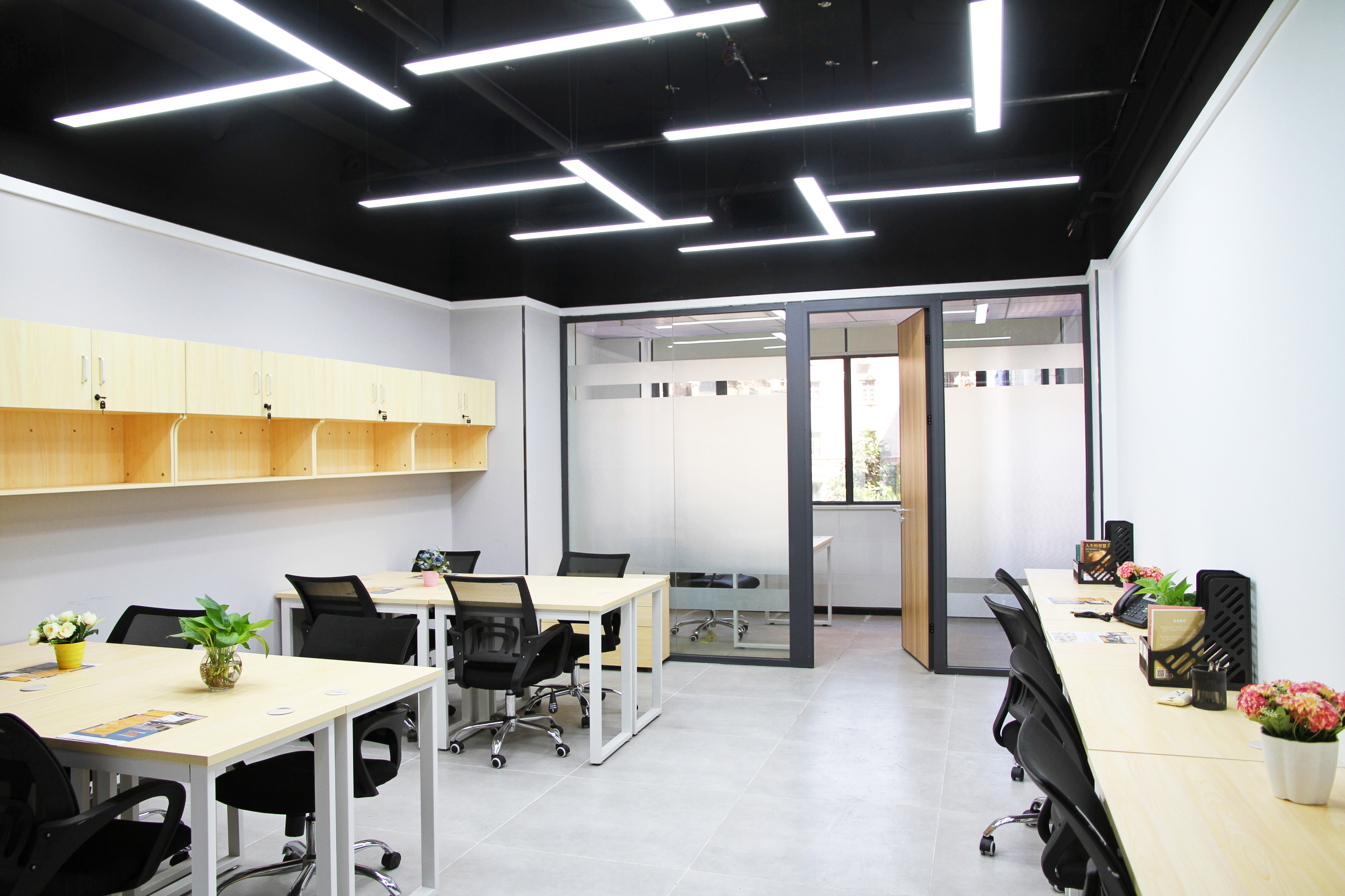 可短租2-30人办公室！多连锁！广州共享办公工位临租，共度疫情