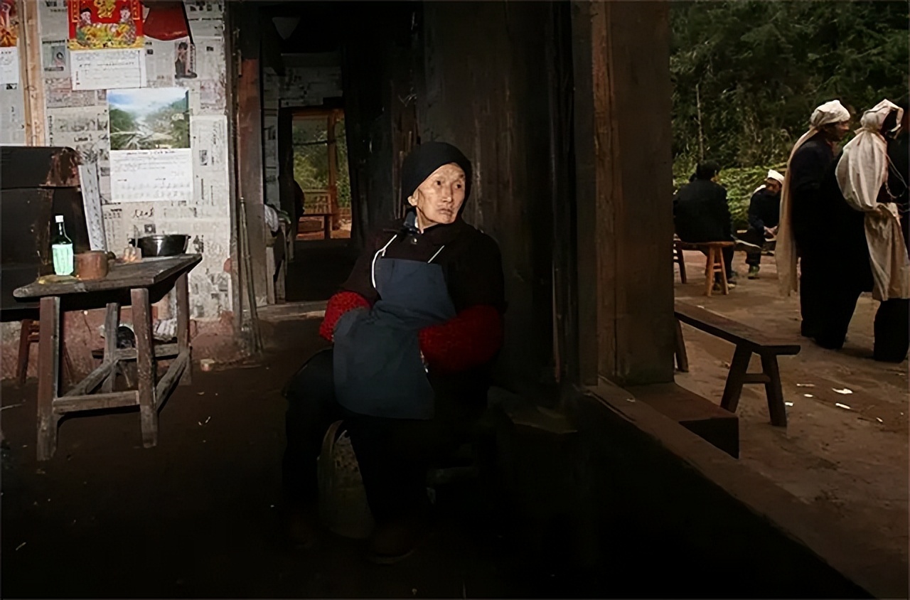 漂亮寡妇偷吃“*果禁**”，携19岁小伙隐居深山50年，创造了人间奇迹