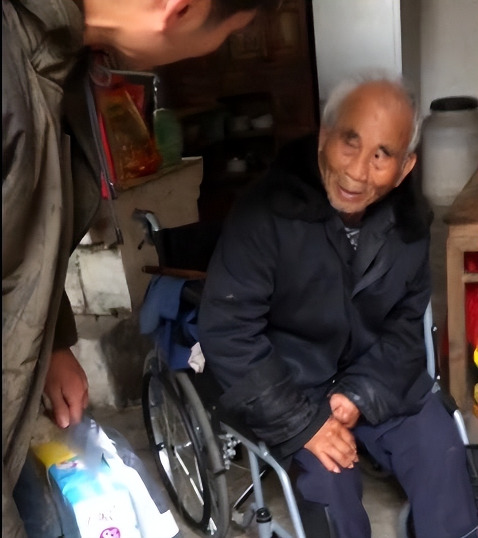 一位老人用手绘纸币买面,浙江老人手绘人民币买面条