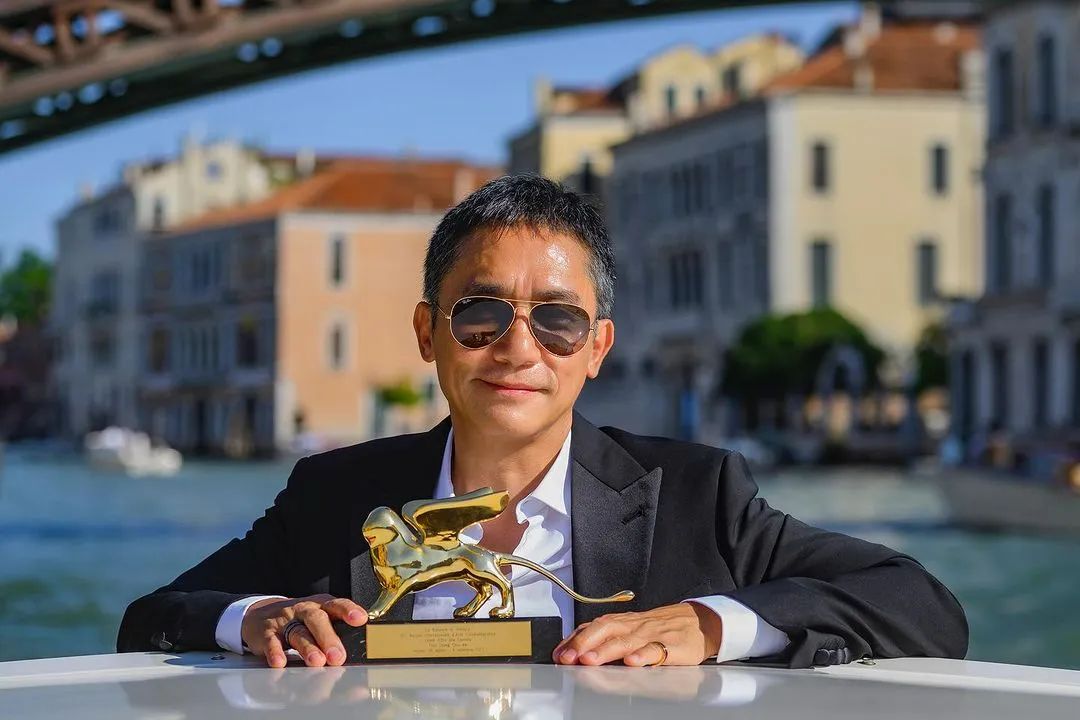 刘嘉玲与梁朝伟恩爱合照穿小香风,刘嘉玲梁朝伟红毯动图