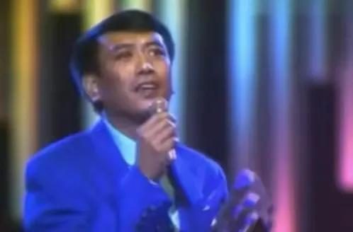 男士穿克莱因蓝毛衣搭配什么外套,男生克莱因蓝冬季层次感穿搭