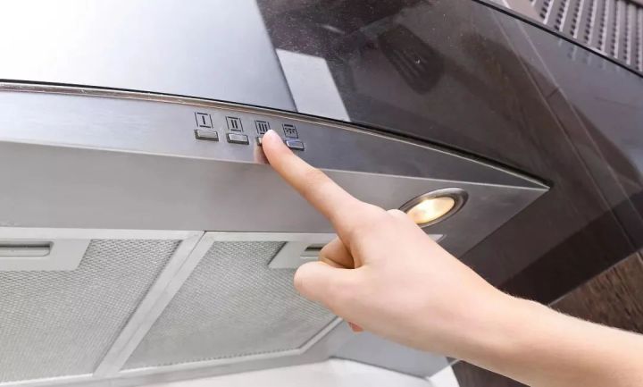 油烟机显示屏闪烁按键失灵咋回事,油烟机照明灯闪烁不工作什么原因