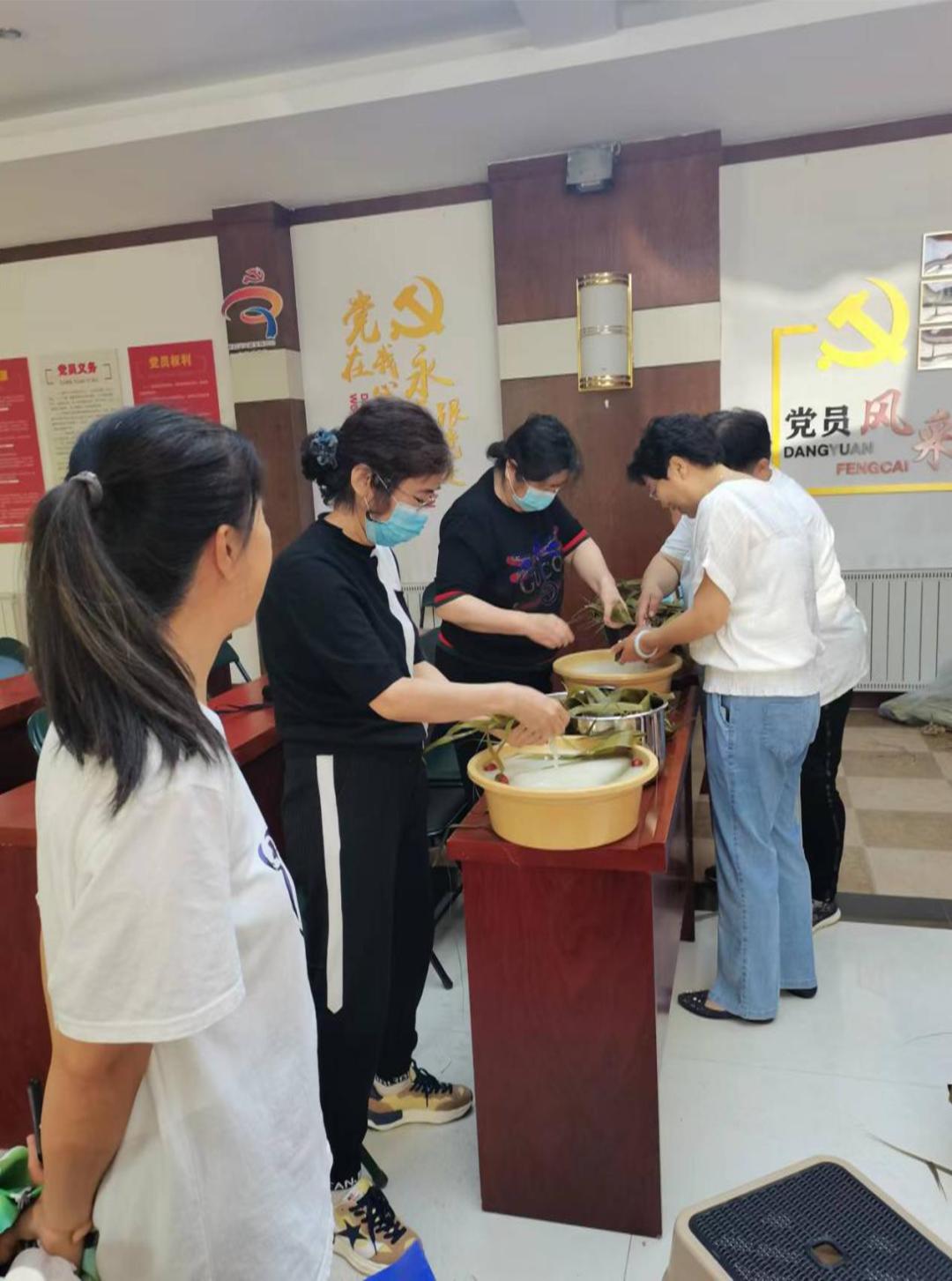 老党员社区服务驿站,社区关爱老党员志愿服务活动