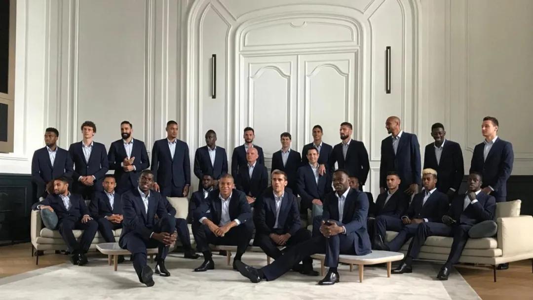 华尔街之狼穿着两千美元的西装,穿最靓的西装做最靓的仔