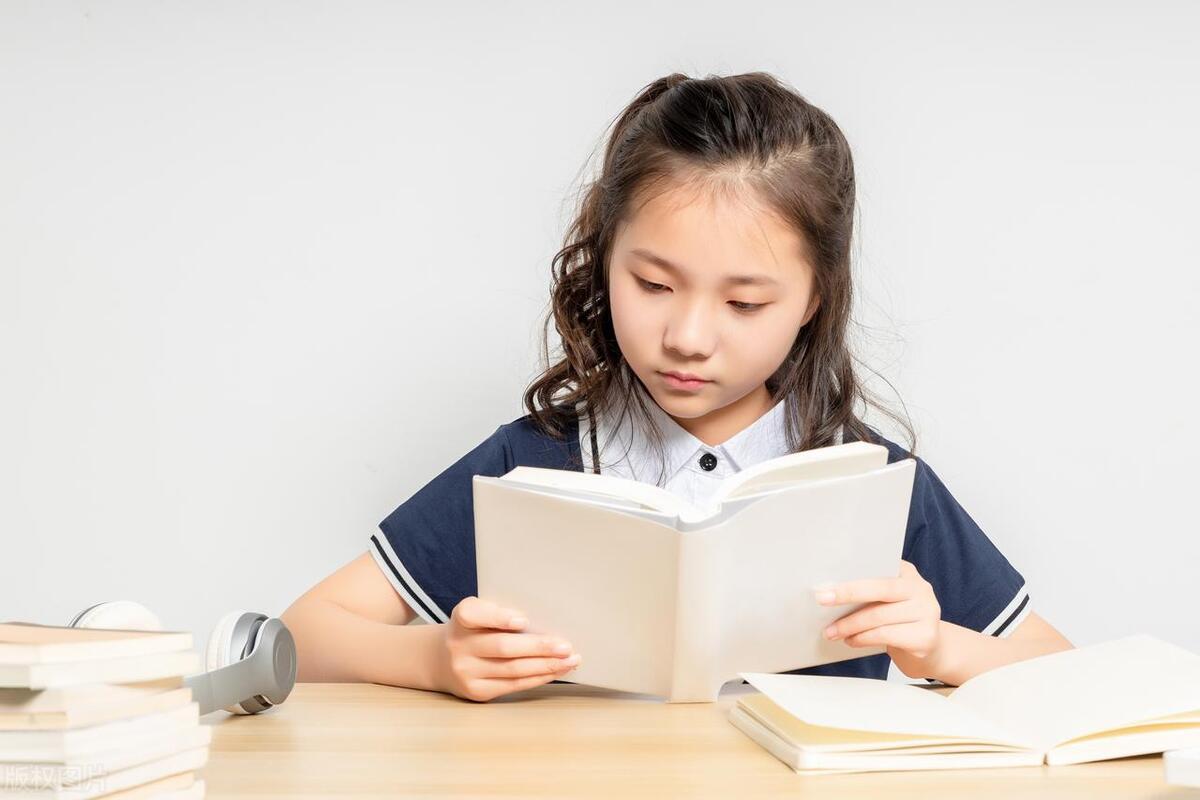 每天睡前10分钟陪孩子交流5个问题,睡前一小时坚持陪孩子做这件事