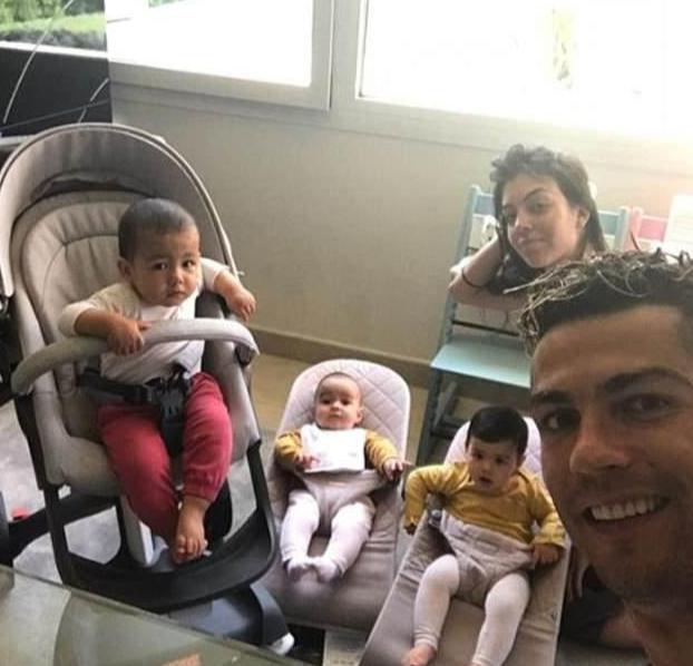 乔治娜晒c罗亲吻她脸颊照,乔治娜晒与c罗合照一生挚爱